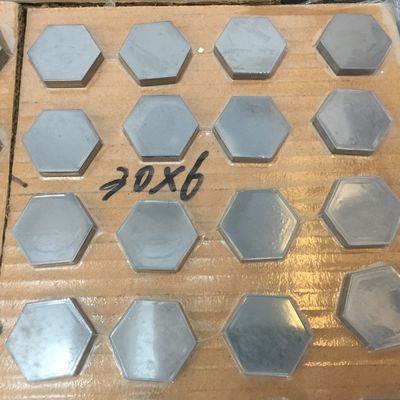 กระเบื้องเซรามิกซิลิคอนคาร์ไบด์ซินเตอร์ไร้ความดัน 50x50x8 มิลลิเมตรที่มีความบริสุทธิ์ SiC ≥99.0% สําหรับแผ่นเกราะบอลิสติก