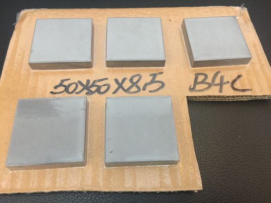 กระเบื้องเซรามิกซิลิคอนคาร์ไบด์ซินเตอร์ไร้ความดัน 50x50x8 มิลลิเมตรที่มีความบริสุทธิ์ SiC ≥99.0% สําหรับแผ่นเกราะบอลิสติก