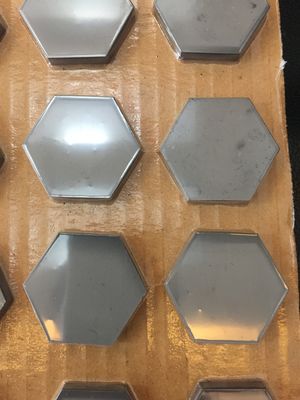 กระเบื้องเซรามิกซิลิคอนคาร์ไบด์ซินเตอร์ไร้ความดัน 50x50x8 มิลลิเมตรที่มีความบริสุทธิ์ SiC ≥99.0% สําหรับแผ่นเกราะบอลิสติก