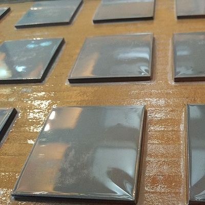 กระเบื้องเซรามิกซิลิคอนคาร์ไบด์ซินเตอร์ไร้ความดัน 50x50x8 มิลลิเมตรที่มีความบริสุทธิ์ SiC ≥99.0% สําหรับแผ่นเกราะบอลิสติก