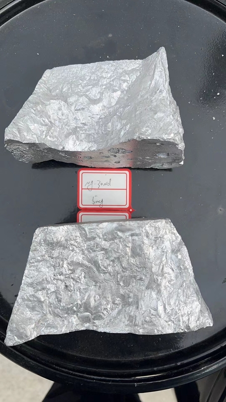 แผ่นดินหายาก เงินเทา แม็กนีเซียม แม็กนีเซียม Master Alloy Mg/Al/Zn สําหรับการหล่อหลอมแม็กนีเซียม