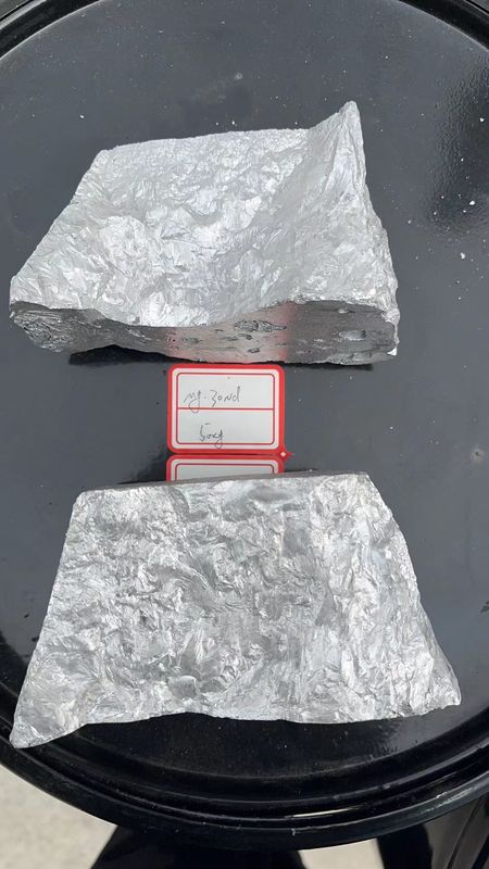 แผ่นดินหายาก เงินเทา แม็กนีเซียม แม็กนีเซียม Master Alloy Mg/Al/Zn สําหรับการหล่อหลอมแม็กนีเซียม