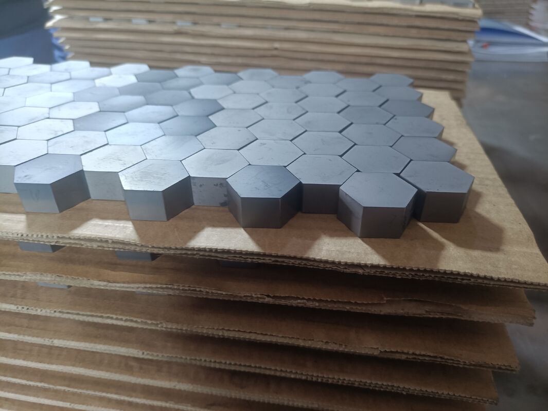 กระเบื้องเซรามิกซิลิคอนคาร์ไบด์ซินเตอร์ไร้ความดัน NIJ ระดับ III แผ่นบอลิสติก 100x100x8mm